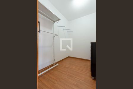 Casa de condomínio à venda com 172m², 3 quartos e 2 vagas Casa de condomínio à venda com 172m², 3 quartos e 2 vagasCloset da suíte