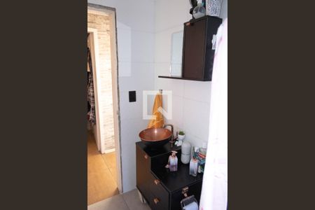 Banheiro de apartamento à venda com 2 quartos, 70m² em Teresópolis, Porto Alegre