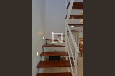 Escada de apartamento para alugar com 3 quartos, 138m² em Barra da Tijuca, Rio de Janeiro