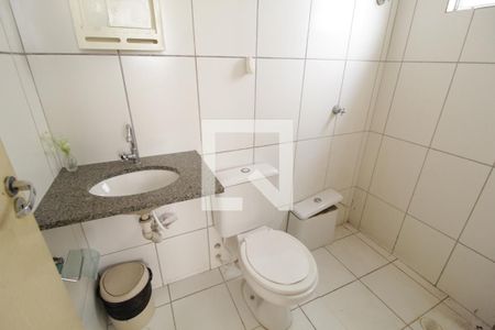 Banheiro do Quarto 1 de apartamento para alugar com 3 quartos, 54m² em Brasil, Uberlândia