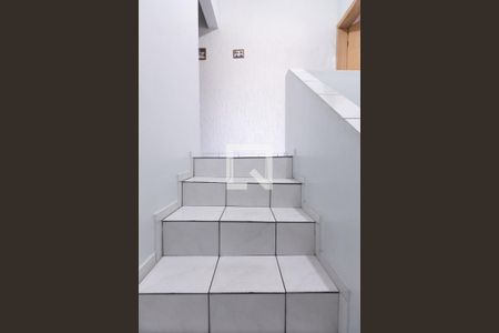 Escada / Quartos  de casa para alugar com 2 quartos, 80m² em Jardim Lucinda, São Paulo