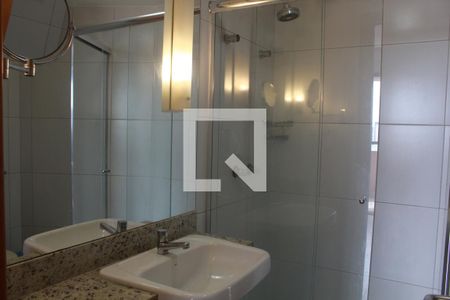 Banheiro de kitnet/studio para alugar com 1 quarto, 49m² em Caminho das Árvores, Salvador