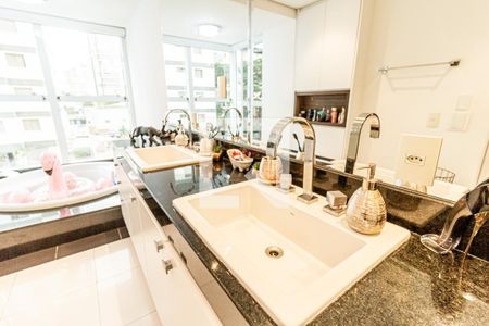 Apartamento à venda com 180m², 4 quartos e 3 vagas Apartamento à venda com 180m², 4 quartos e 3 vagasBanheiro 2