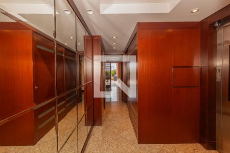 Apartamento à venda com 300m², 3 quartos e 5 vagas Apartamento à venda com 300m², 3 quartos e 5 vagasHall de entrada