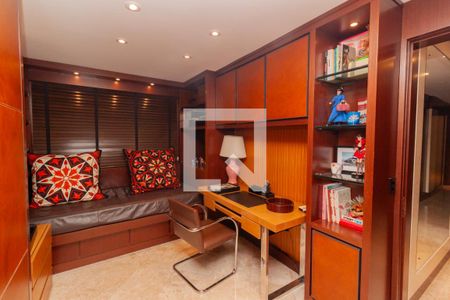 Apartamento à venda com 300m², 3 quartos e 5 vagas Apartamento à venda com 300m², 3 quartos e 5 vagasQuarto 3