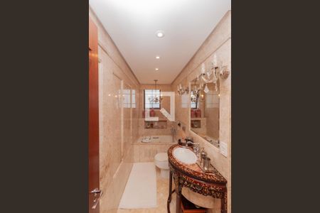 Apartamento à venda com 300m², 3 quartos e 5 vagas Apartamento à venda com 300m², 3 quartos e 5 vagasBanheiro 2