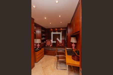 Apartamento à venda com 300m², 3 quartos e 5 vagas Apartamento à venda com 300m², 3 quartos e 5 vagasQuarto 3