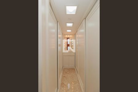 Apartamento à venda com 300m², 3 quartos e 5 vagas Apartamento à venda com 300m², 3 quartos e 5 vagasCloset da suíte