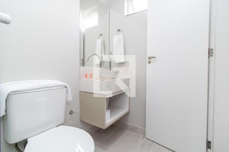 Banheiro de kitnet/studio para alugar com 1 quarto, 20m² em Vista Alegre, Curitiba