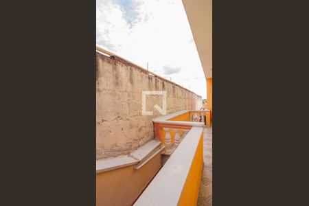 Casa à venda com 171m², 3 quartos e 1 vaga Casa à venda com 171m², 3 quartos e 1 vagaVaranda