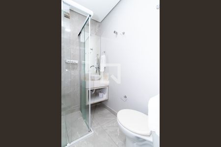 Banheiro de kitnet/studio para alugar com 1 quarto, 20m² em Vista Alegre, Curitiba
