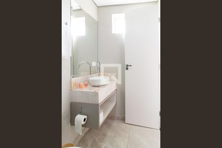 Banheiro de kitnet/studio para alugar com 1 quarto, 20m² em Vista Alegre, Curitiba