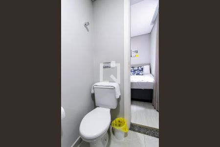 Banheiro de kitnet/studio para alugar com 1 quarto, 16m² em Vista Alegre, Curitiba