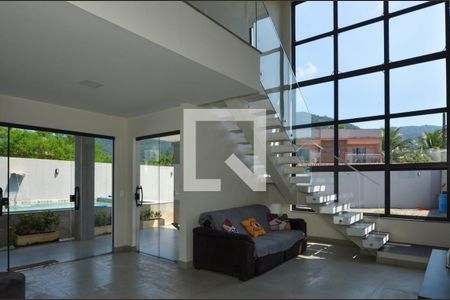 Sala de casa de condomínio para alugar com 4 quartos, 420m² em Vargem Grande, Rio de Janeiro