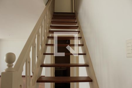 Escada de apartamento para alugar com 3 quartos, 165m² em Pinheiros, São Paulo