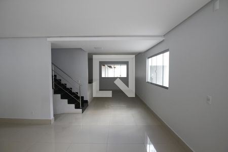 Sala de casa para alugar com 4 quartos, 399m² em Moinho dos Ventos, Goiânia