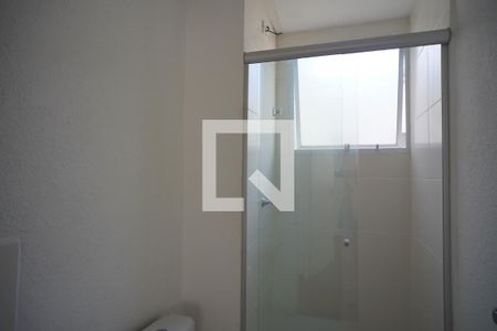 Banheiro de apartamento para alugar com 2 quartos, 42m² em Mário Quintana, Porto Alegre