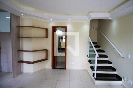 Sala de casa de condomínio para alugar com 2 quartos, 70m² em Vila Carmosina, São Paulo