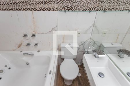 Banheiro de apartamento à venda com 2 quartos, 56m² em Vila Liviero, São Paulo