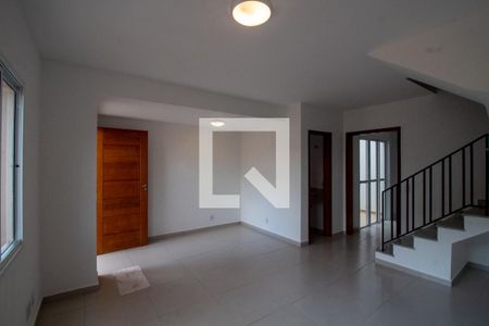 Sala de casa de condomínio para alugar com 2 quartos, 78m² em Vila Polopoli, São Paulo