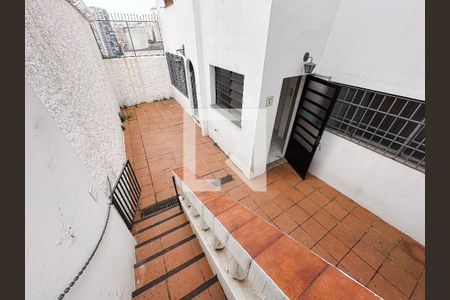 Escada de casa para alugar com 2 quartos, 350m² em Vila Ipojuca, São Paulo