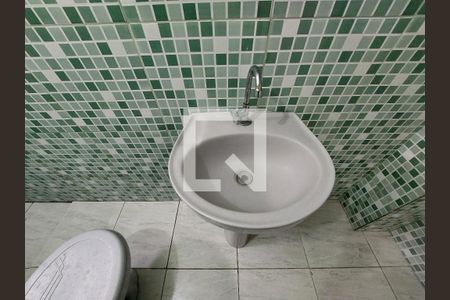 Banheiro de casa para alugar com 1 quarto, 30m² em Vila Sao Paulo, São Paulo