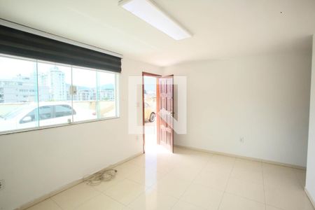 Sala de casa para alugar com 2 quartos, 75m² em Tanque, Rio de Janeiro