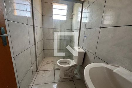 banheiro social  de kitnet/studio para alugar com 2 quartos, 55m² em Jardim Quaresmeira, Suzano