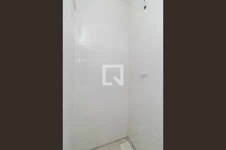 Banheiro de kitnet/studio para alugar com 1 quarto, 25m² em Medianeira, Porto Alegre