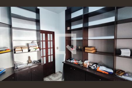 Casa à venda com 259m², 3 quartos e 2 vagas Casa à venda com 259m², 3 quartos e 2 vagasEscritório