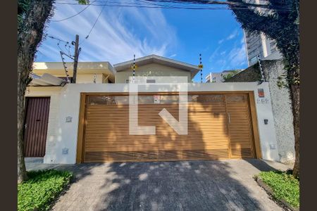 Fachada de casa à venda com 3 quartos, 200m² em Campo Belo, São Paulo