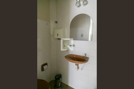 Banheiro de kitnet/studio para alugar com 0 quarto, 30m² em Azenha, Porto Alegre