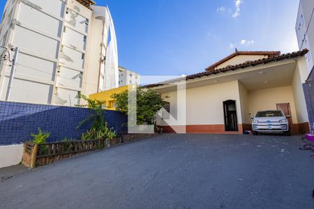 Garagem de casa à venda com 4 quartos, 400m² em Sagrada Família, Belo Horizonte