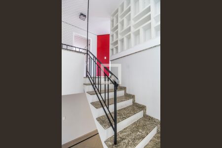 Escada de casa de condomínio para alugar com 4 quartos, 334m² em Alphaville, Santana de Parnaíba