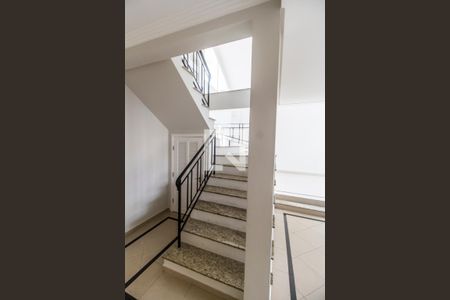 Escada de casa de condomínio para alugar com 4 quartos, 334m² em Alphaville, Santana de Parnaíba