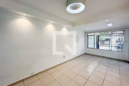 Sala de casa à venda com 5 quartos, 200m² em Conjunto Residencial Santa Terezinha, São Paulo