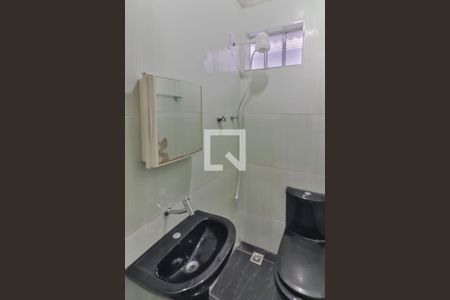 Banheiro de kitnet/studio para alugar com 1 quarto, 15m² em Jardim Rizzo, São Paulo