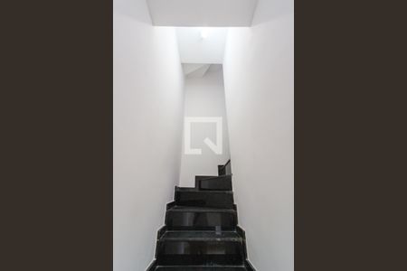 Escada de casa de condomínio para alugar com 2 quartos, 105m² em Penha de França, São Paulo