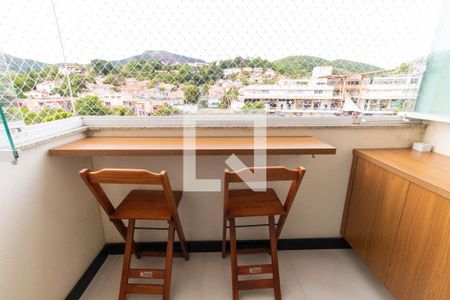 Sala  de apartamento para alugar com 2 quartos, 58m² em Badu, Niterói