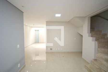 Sala de casa de condomínio à venda com 2 quartos, 90m² em Capela do Socorro, São Paulo