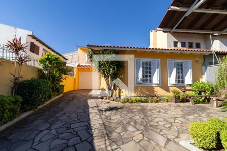 Casa para alugar com 285m², 4 quartos e 5 vagas Casa para alugar com 285m², 4 quartos e 5 vagasFachada