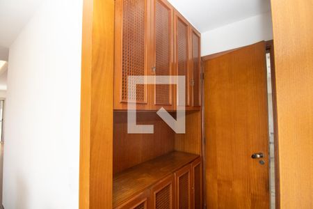 Armário no hall de apartamento para alugar com 5 quartos, 214m² em Itaim Bibi, São Paulo