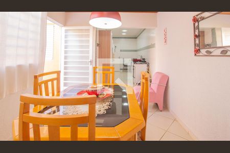 Casa à venda com 127m², 3 quartos e 3 vagas Casa à venda com 127m², 3 quartos e 3 vagasSala