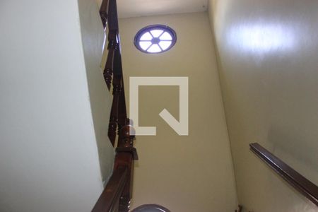 Corredor e escadas para os quartos de casa para alugar com 3 quartos, 125m² em Parque Continental I, Guarulhos