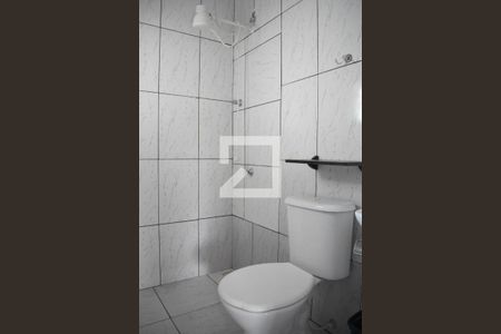 Banheiro de kitnet/studio para alugar com 1 quarto, 35m² em Sítio Cercado, Curitiba