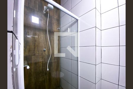Banheiro de kitnet/studio para alugar com 1 quarto, 10m² em Jardim Bonfiglioli, São Paulo