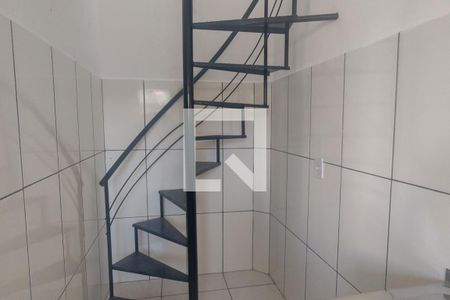 Escada de casa para alugar com 1 quarto, 32m² em Vila Paula, Duque de Caxias