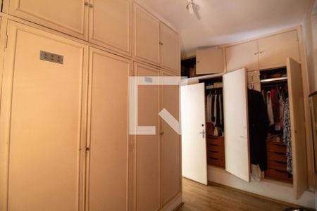 Casa à venda com 300m², 4 quartos e 3 vagas Casa à venda com 300m², 4 quartos e 3 vagasCloset da suíte