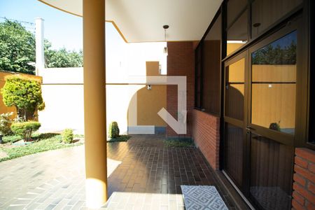 Casa à venda com 423m², 4 quartos e 8 vagas Casa à venda com 423m², 4 quartos e 8 vagasVaranda