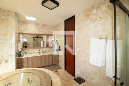 Casa à venda com 423m², 4 quartos e 8 vagas Casa à venda com 423m², 4 quartos e 8 vagasBanheiro da Suíte 3